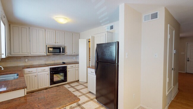 Building Photo - Casablanca Condo #124