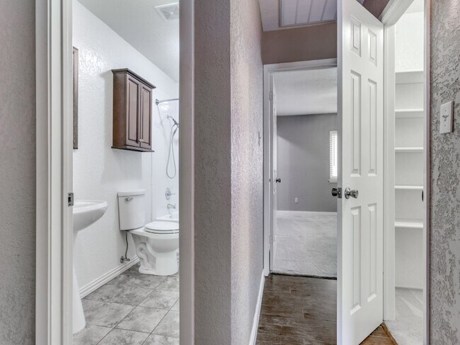 Building Photo - 6900 Sandstone Ct
