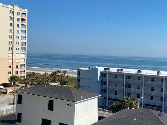 Building Photo - Fabulous Ocean Views!