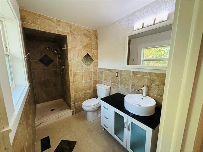 Building Photo - 700 E Edna St