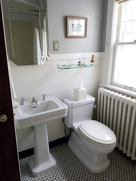 Bathroom - 1347 W Highland Pkwy