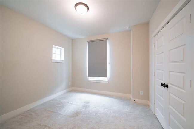 Building Photo - 10922 Brambling Wood Dr