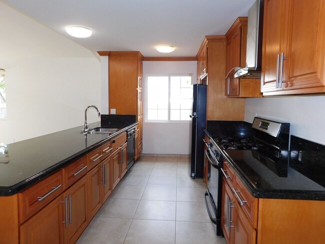 Building Photo - Beautiful single story 3 bedroom, 2 bathro...