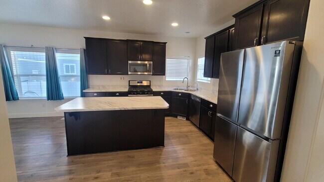 Building Photo - 3 bed 2.5 bath home for Rent. Pet Friendly!