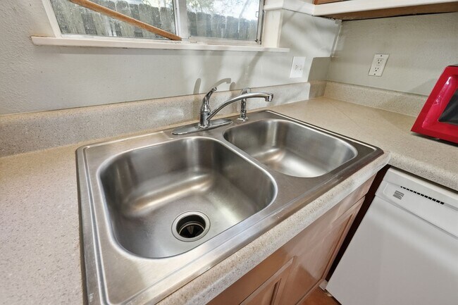 Building Photo - Charming 2 Bedroom with community pool!