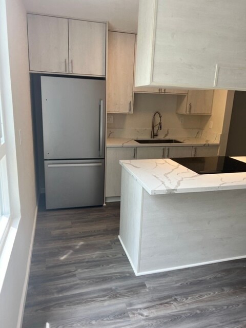 Primary Photo - 279 Moss St