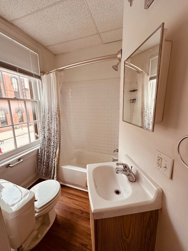 Building Photo - 102 E King St