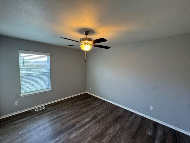 Building Photo - 1636 S Razorback Rd