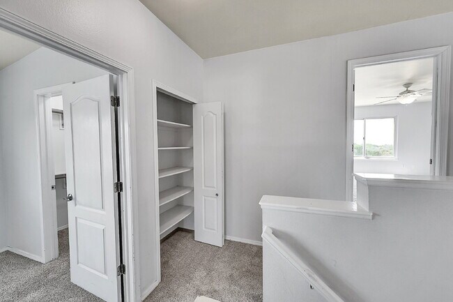 Building Photo - $2,995, 4 bed, 3.5 bath, located in Monume...