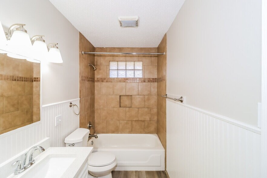 Building Photo - 911 Saunders Dr