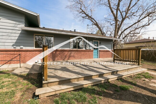 Building Photo - Gorgeous Home with Washer/Dryer and Fenced Yard