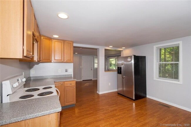 Building Photo - 690 Plainville Ave