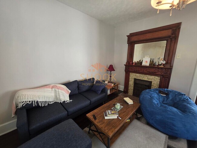 Building Photo - LARGE 4 BR HOME CLOSE TO DOWNTOWN W/ LOTS OF AMENITIES