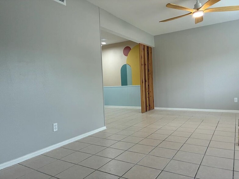 Building Photo - 105 W Silver Sands Dr