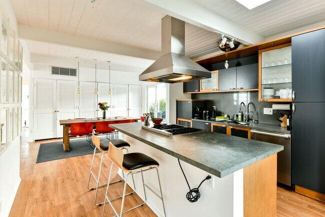 Building Photo - 7107 Pacific View Dr