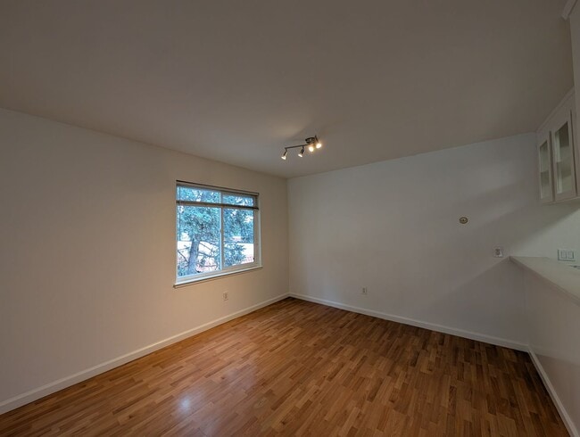 Building Photo - 3 bed / 2 bah Condo. Hardwood floor, forced heat, lots of HOA amenities