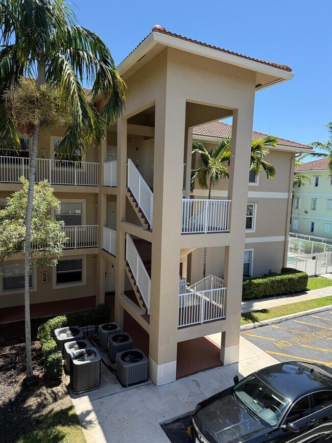 Building Photo - 2941 Riverside Dr