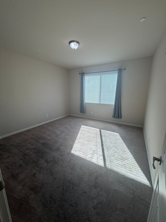 Building Photo - Nice home for rent in gated community in Tulare!