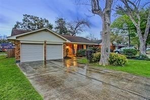 Building Photo - 5130 Saxon Dr