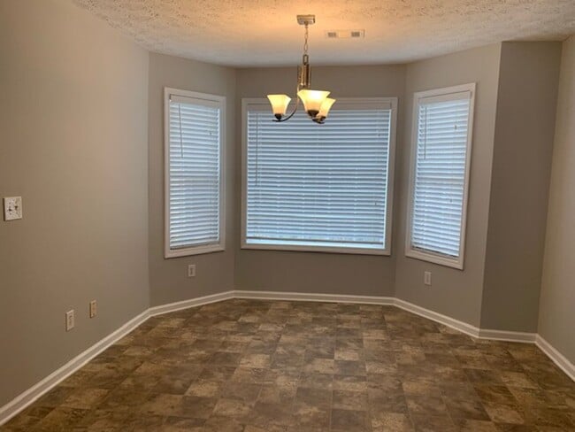 Building Photo - Charming 3 BR / 2 BATH Ranch!!