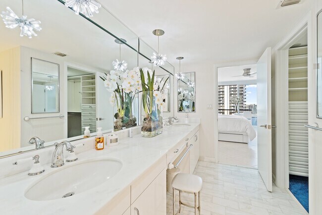 Building Photo - 100 Lakeshore Dr