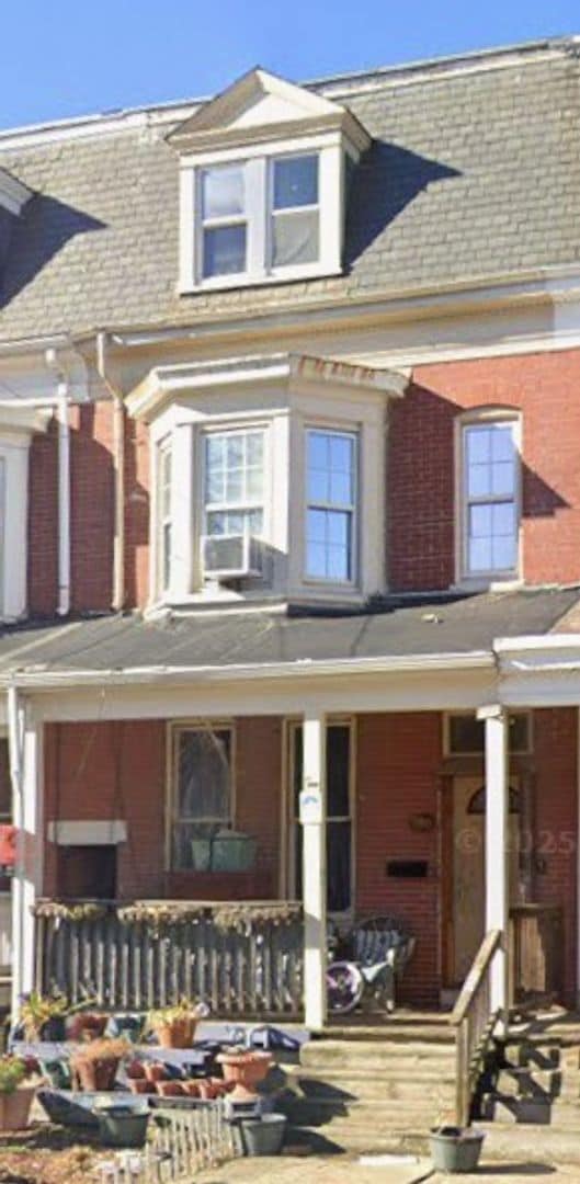 Building Photo - 5 Bedroom home available now in York!