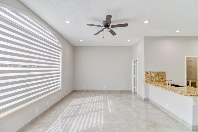 Building Photo - 3810 SW 51st St