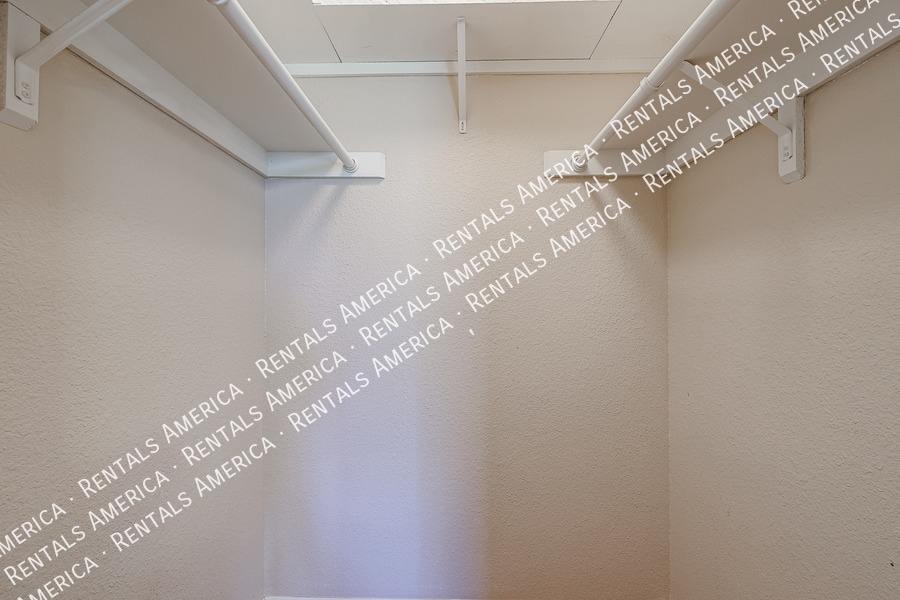 Building Photo - 4555 W Continental Dr