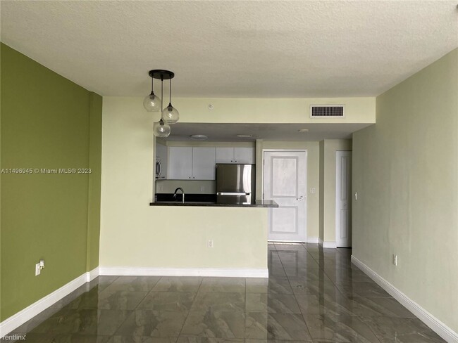 Building Photo - 1 br, 1.5 bath Condo - 1250 S Miami Ave Ap...