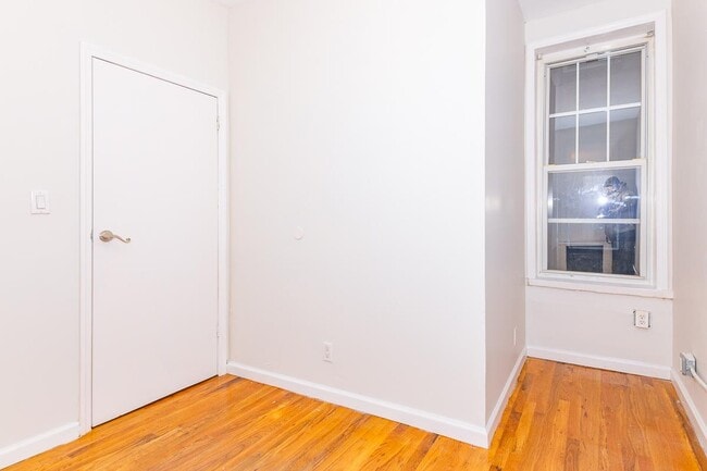 Building Photo - 1327 Halsey St