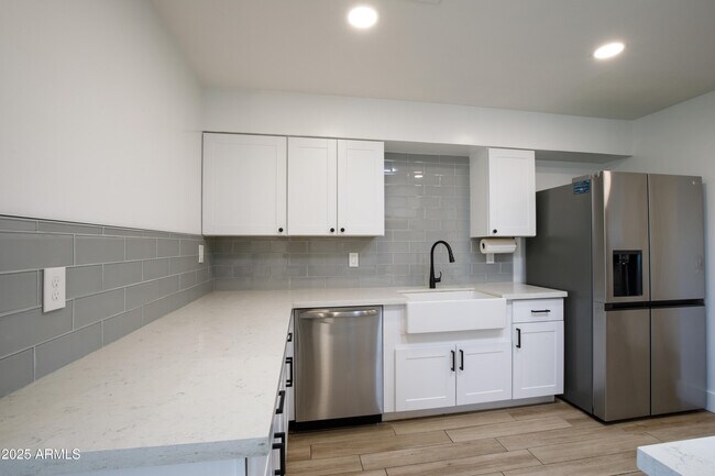 Building Photo - 1028 E Manzanita Dr