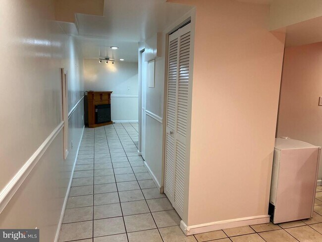 Building Photo - 9502 Tregaron Pl