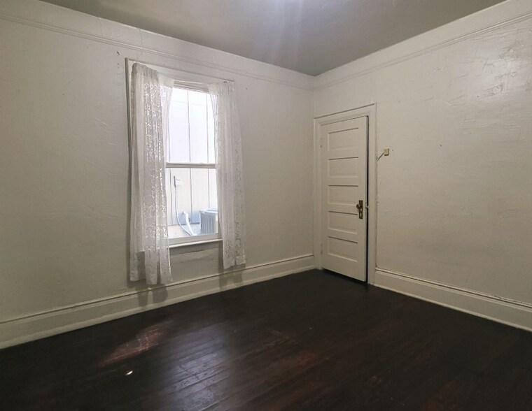 Building Photo - 1421 N Corona St