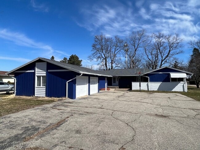 Building Photo - Spacious 2-BDR 2-BTH Duplex w/ Basement, G...