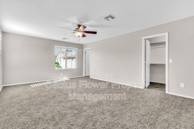 Building Photo - 2544 E Vermont Dr