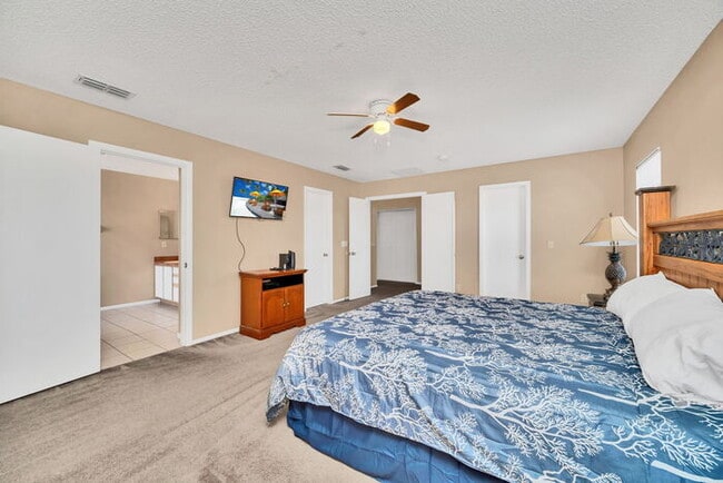 Building Photo - Partially Furnished 6 bedroom/5 Bath home