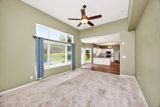 Building Photo - SPACIOUS LIVING!!  4 Bedrooms, 2.5 Bathrooms Home in Des Moines!