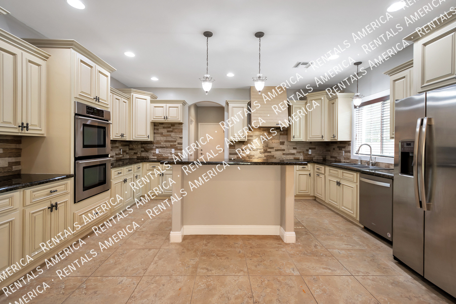 Building Photo - 16819 E Palm Beach Dr