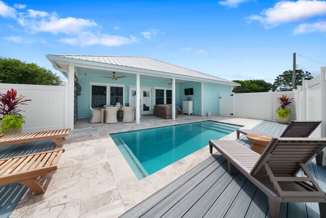 Building Photo - 121 Christmas Tree Ln