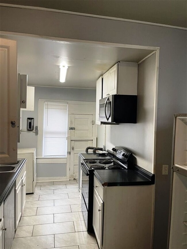 Building Photo - 2 br 1 bath duplex unit for lease | Shreve...