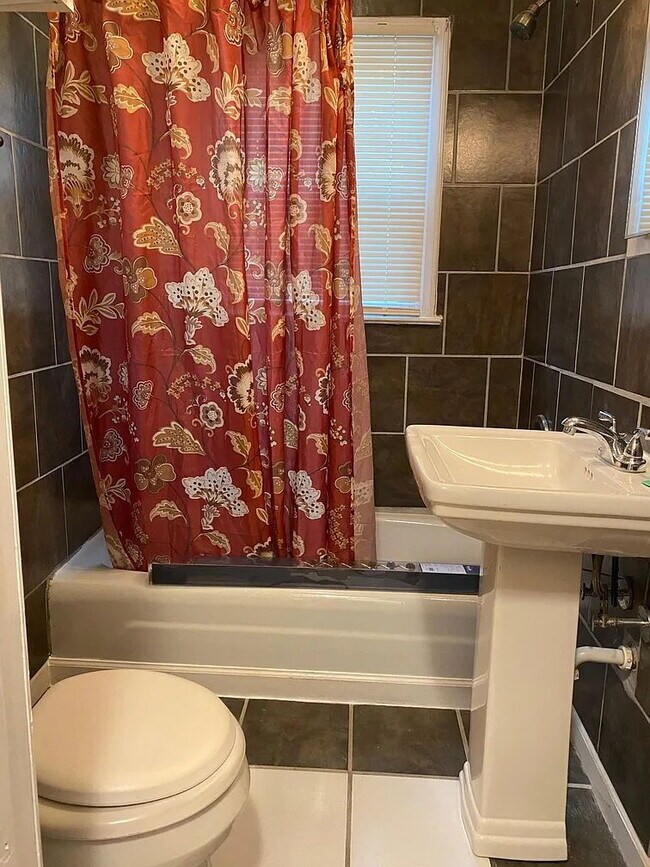 Building Photo - 3 bed and 2 bath home