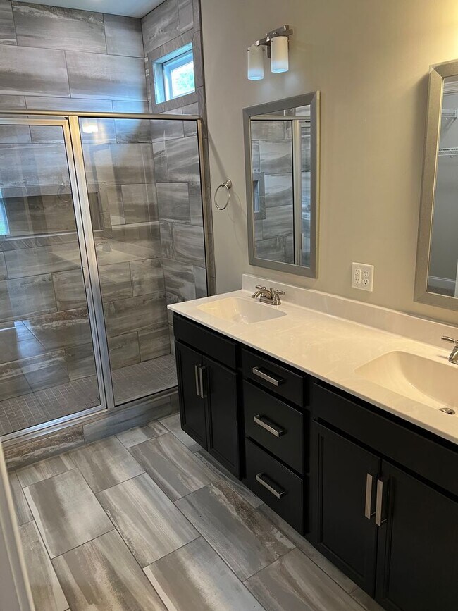 Building Photo - Spacious 4 Bedroom Home in Sango