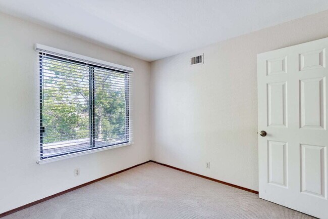 Building Photo - Large, Bright Sunnyvale Townhome near Border of Mountain View
