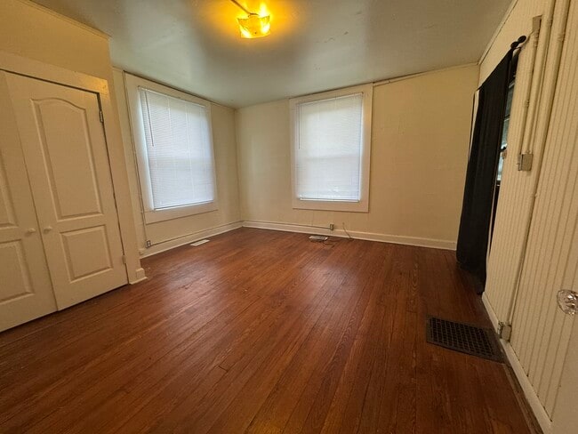 Building Photo - 215 E 9th St