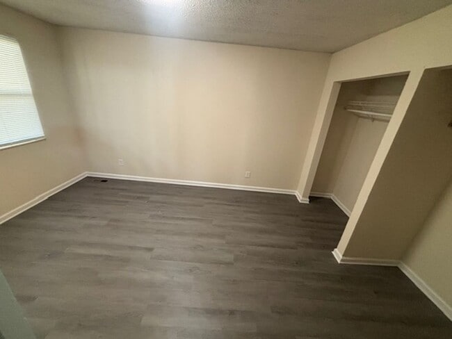 Building Photo - Knoxville 37915 - 4 bedroom 2 bath - call Howard Grower 865-705-0969