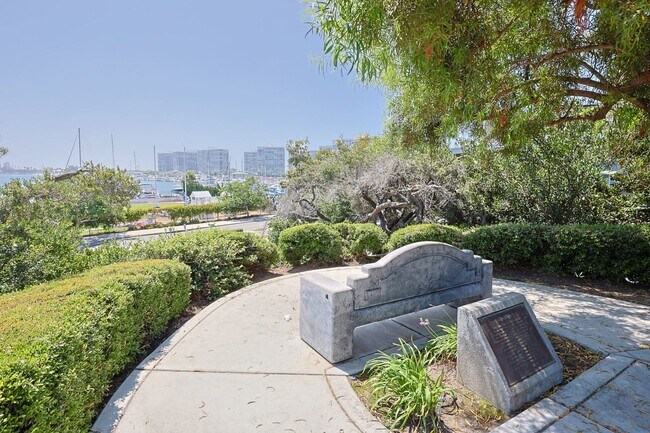 Building Photo - Spectacular 2 Bd/2Ba Glorietta Bay Condo.