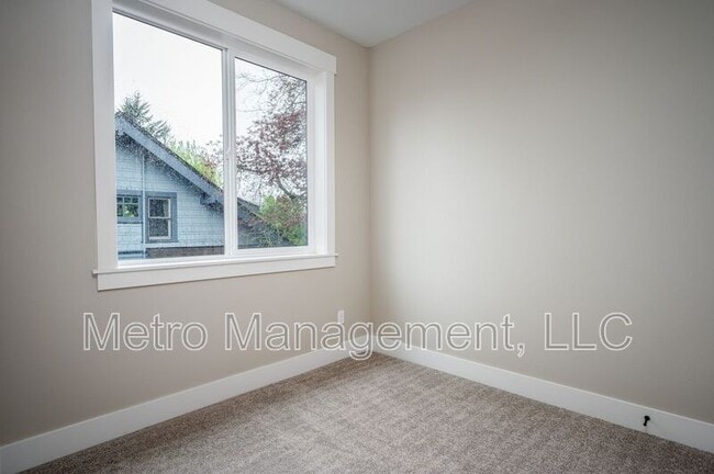 Building Photo - 3184 SE 62nd Ave