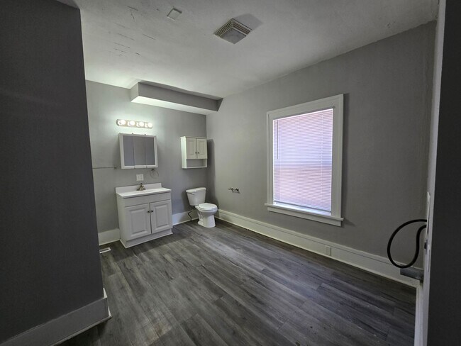 Building Photo - 5 Bedroom House