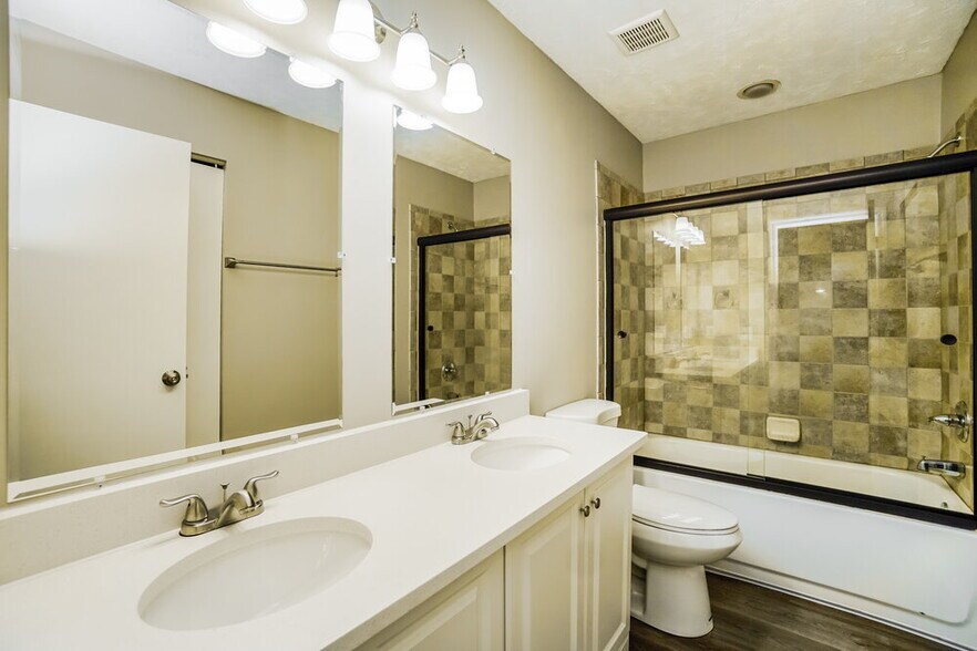 Building Photo - 1127 Crestview St