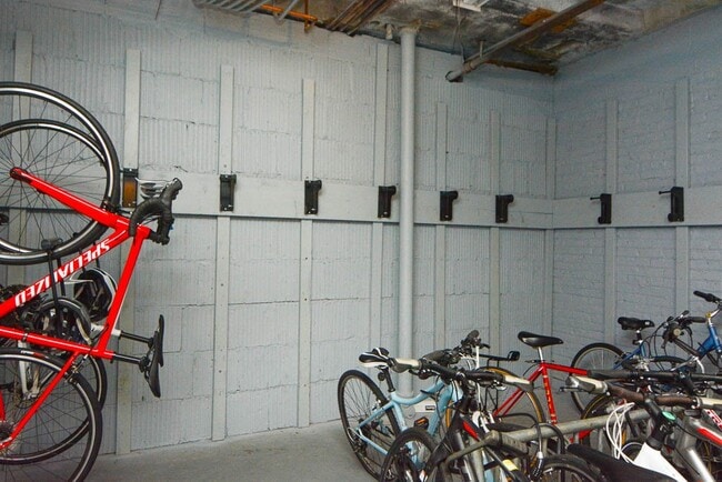 Building Photo - 555 W Arlington